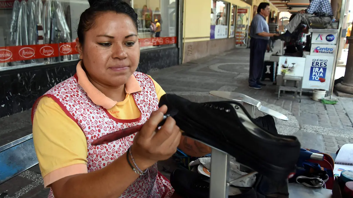 MADRE TRABAJADORA EN ASEAR ZAPATOS JESUS GTZE EL SOL DE IRAPUATO (5)